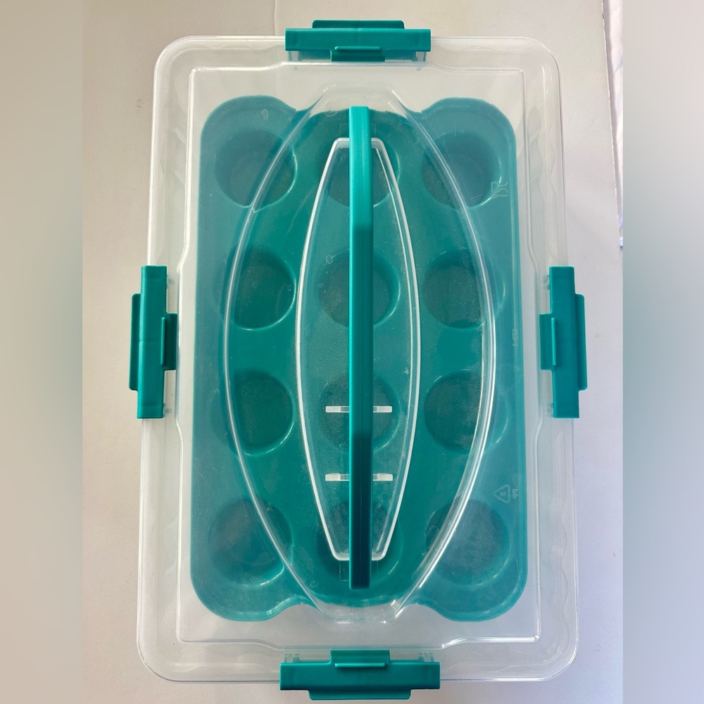 Tupperware cupcake holder